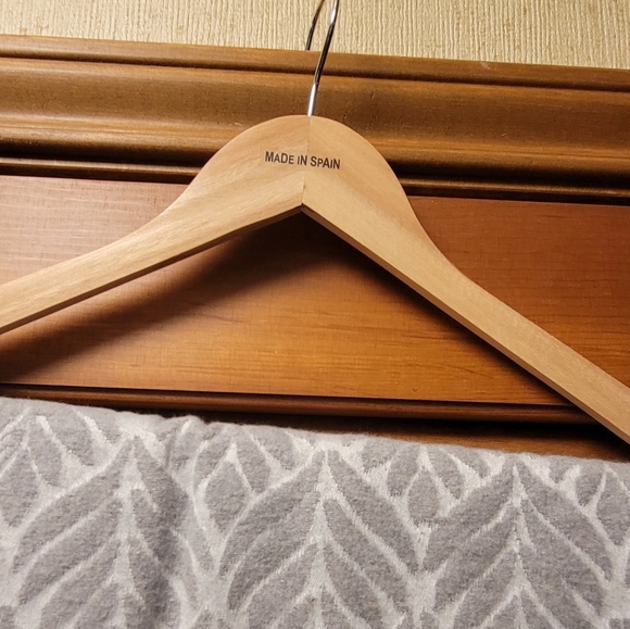 Made in Spain Luxury Gray Throw Blanket 51x67" w Wooden Hanger New - Picture 3 of 6